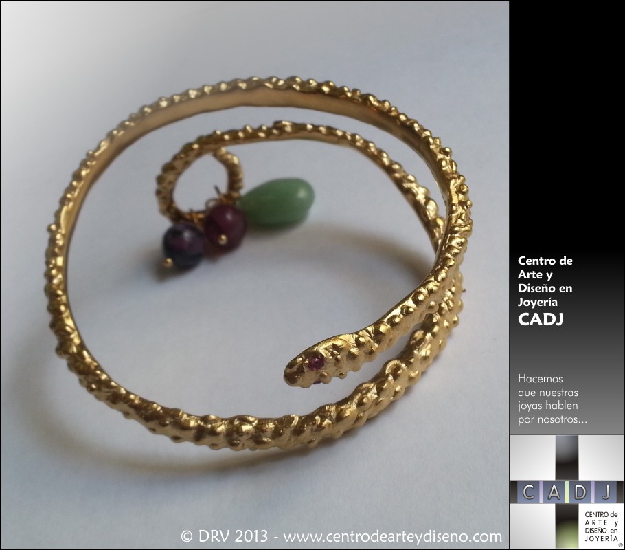 Serpiente con baño de oro, rubies y gemas engarzadas, casamiento de metales, Escuela de Joyería CADJ ®